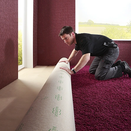 Profi-Verlegung von Teppichböden - Decor-Union Service 092a Bodenleger verlegt Teppichboden