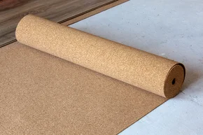 Trittschalldämmung - Naturkork Trittschalldämmung Rolle auf dem Boden für Laminat.