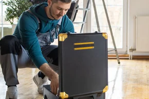 Professioneller Parkettleger Handwerker prüft den Zustand des Parketts, Holzboden. - Professioneller Parkettleger Handwerker prüft den Zustand des Parketts, Holzboden.