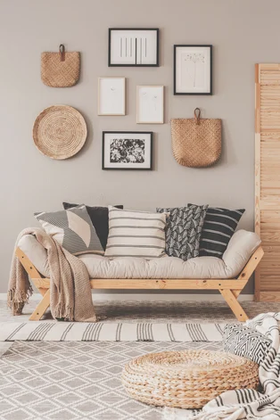 Illustration - Ihr Experte für schönes Wohnen - Galerie von schwarz-weißen Postern und Korbzubehör auf beige Wand des skandinavischen Wohnzimmers