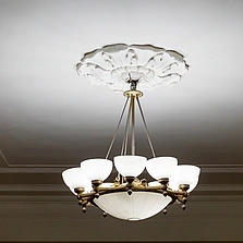 Funktional - Rosette Zierprofil an der Zimmerdecke als Abschluß für eine Lampe.