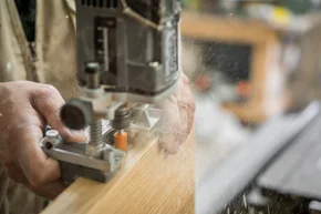 Handwerker kürzt Türen mit professionellem Schleifgerät - Handwerker kürzt Türen mit professionellem Schleifgerät