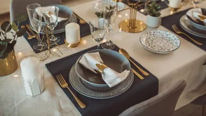 Festlich gedeckter Tisch mit schöner Tischwäsche, Tischdecke, Platzsets, Stoffservietten - Festlich gedeckter Tisch mit schöner Tischwäsche, Tischdecke, Platzsets, Stoffservietten