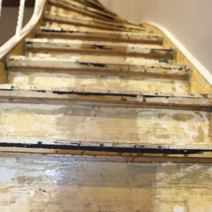 alte Farbe von Treppen entfernen - Alte Farbe mit Lösemittel von einer Holztreppe entfernen
