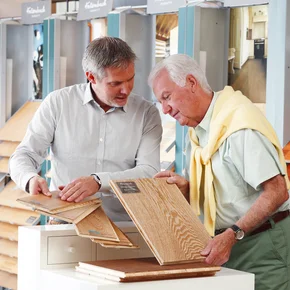 ZUVERLÄSSIG - Decor-Union Service 0835 Fachpersonal berät Kunden im Laden Bodenbelag Parkett, Laminat