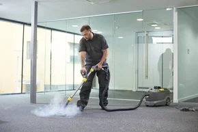 Reinigung und Pflege - Reinigungsarbeiten mit Dampf und professionellem Teppichreinigungsgerät. Reinigung Service in einen Bürogebäude Objekt