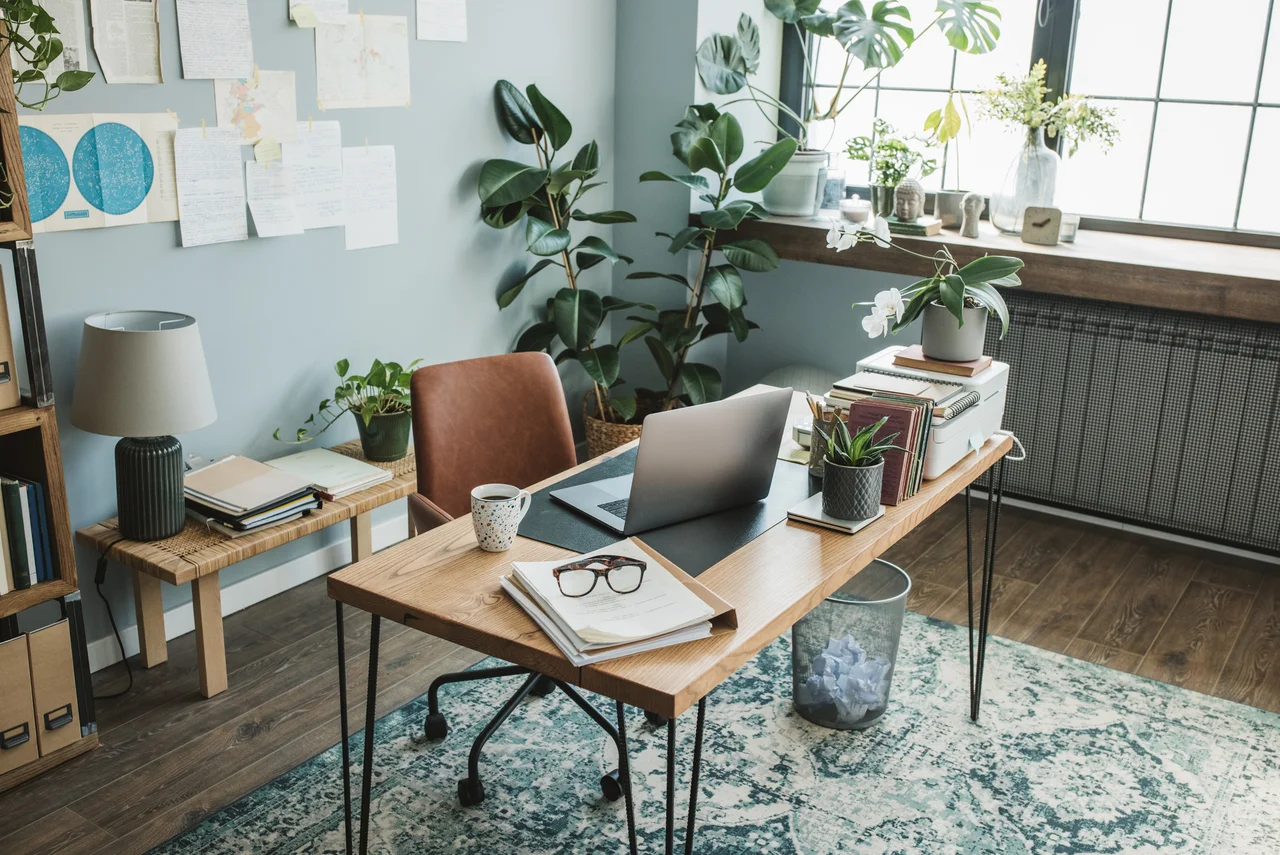 Illustration - Ihr Experte für schönes Wohnen - Home Office mit einem schönen Teppich unter dem Schreibtisch.