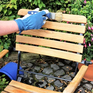 Gartenmöbel - Holz Gartenstuhl mit einem Pinsel und Lasur streichen, Wetterschutz